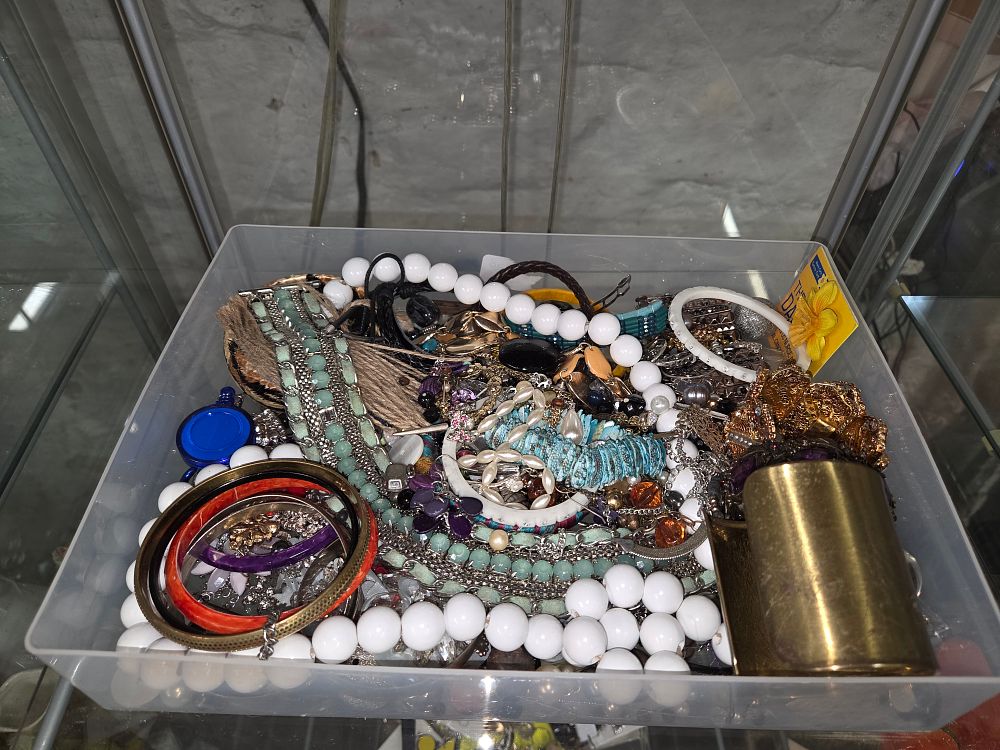 Lot 626 – A Collection of Assorted Costume Jewellery