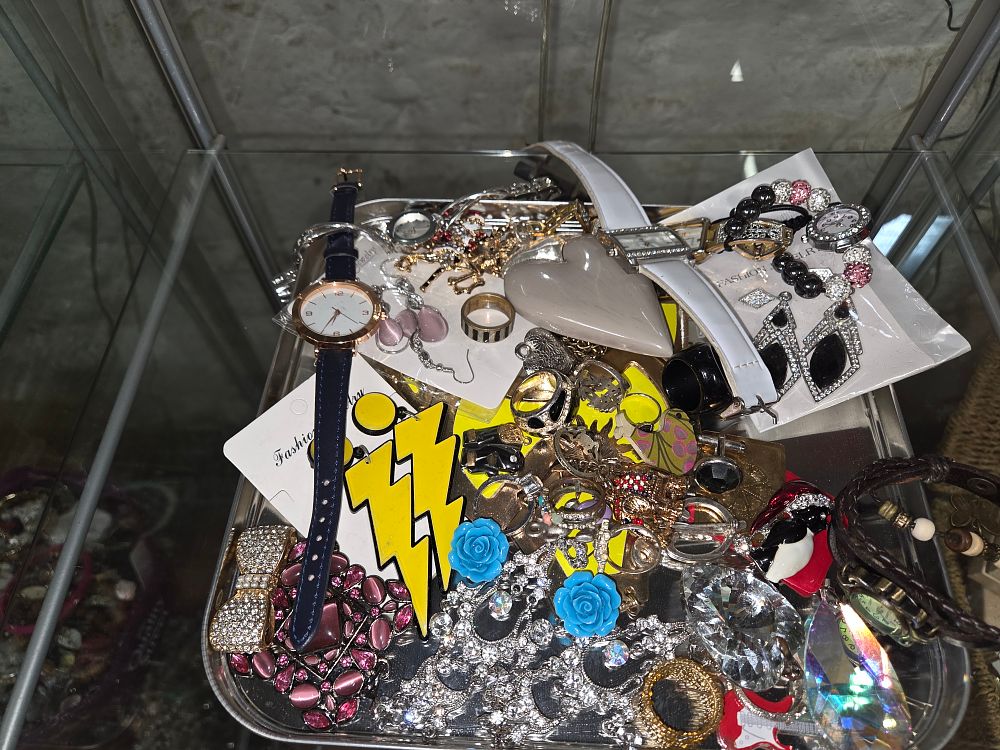 Lot 627 – A Collection of Costume Jewellery and Watches