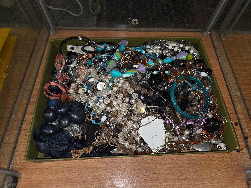 Lot 631 – A Collection of Mixed Costume Jewellery