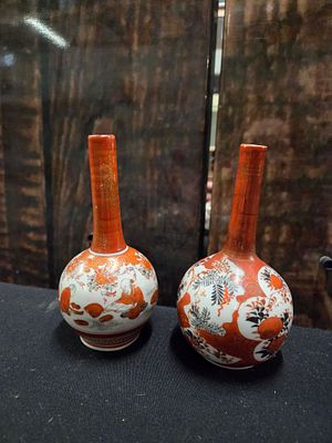 A Pair of Japanese Kutani Meiji Period Bottle Vases. A pair of small ceramic bottle vases 