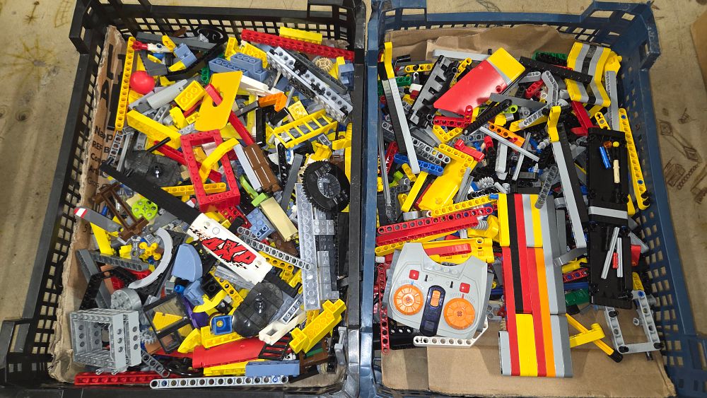 Lot 175 – Two Trays of LEGO Technic Building Block Components