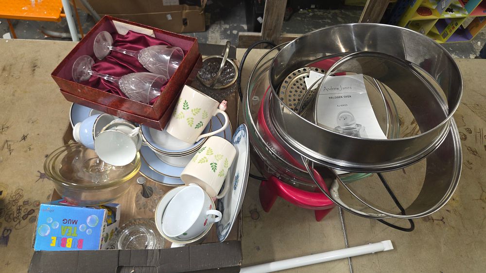Lot 183 – A Collection of Household Items Including a Halogen Oven