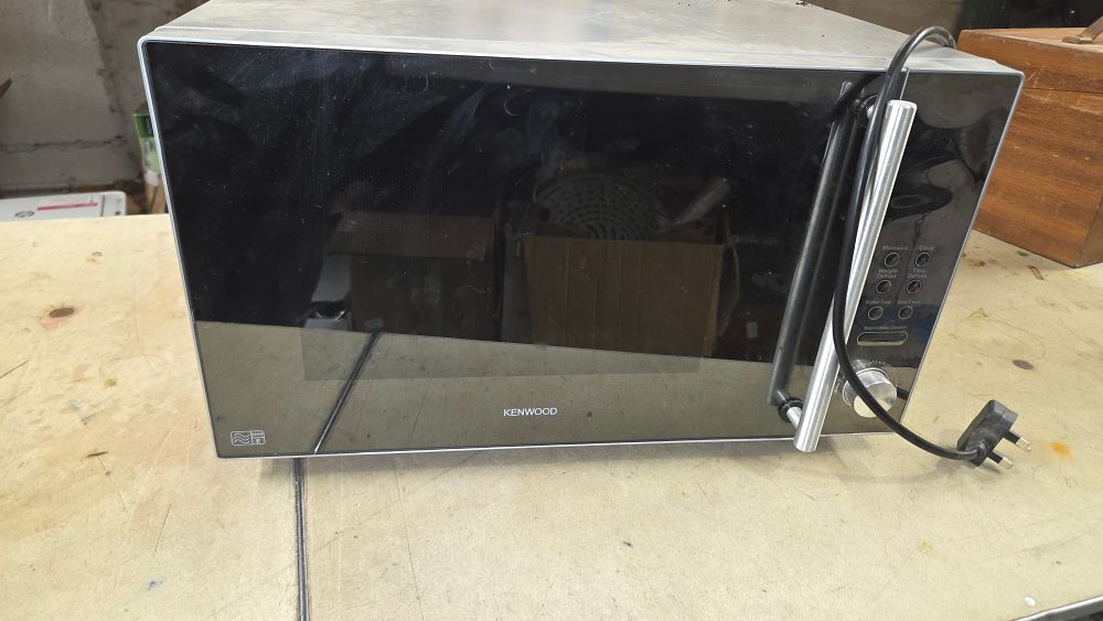 Lot 184 – Kenwood 900W Microwave Oven working order