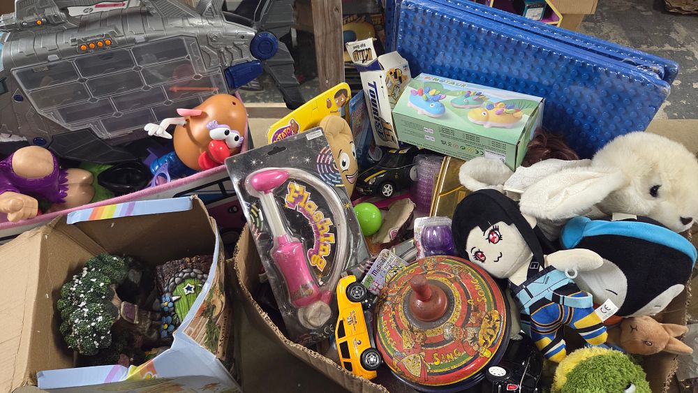 Lot 198 – A Collection of Childrens Toys