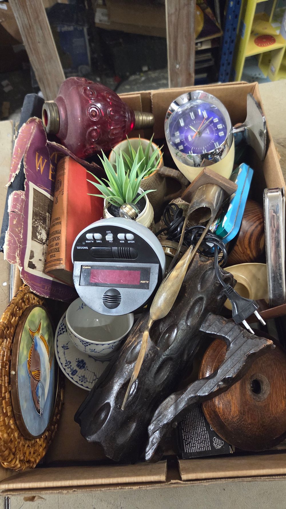 Lot 203 – A Collection of Miscellaneous Household and Decorative Items