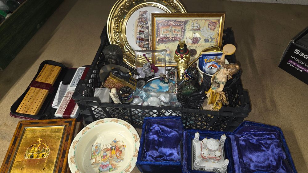 Lot 241 – A Collection of Miscellaneous Decorative Items and Collectables