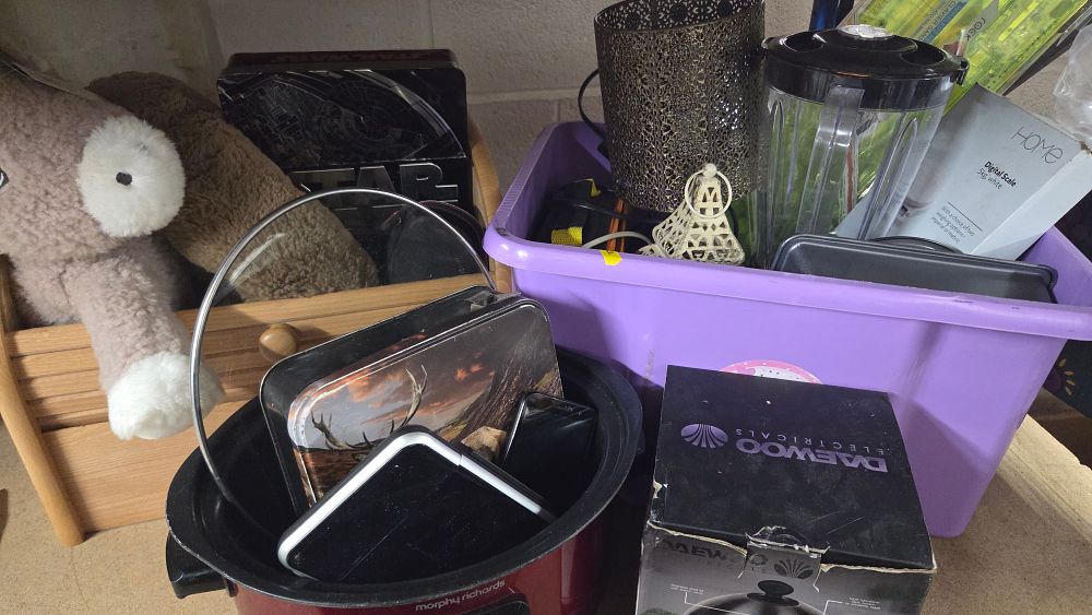 Lot 246 – A Collection of Assorted Household Items and Kitchen Appliances