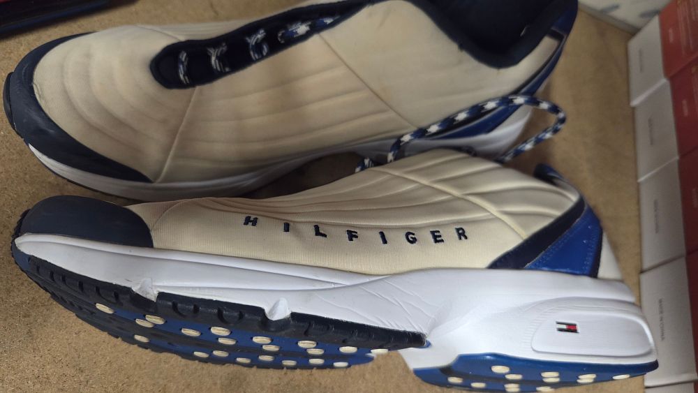 Lot 399 – A Pair of Tommy Hilfiger Heritage Sneakers Size 11