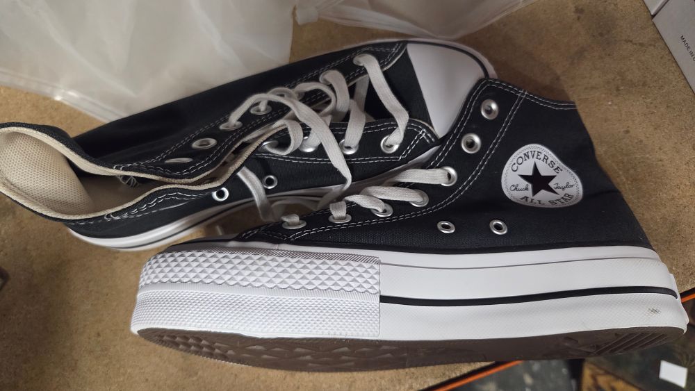 Lot 400 – A Pair of New Converse Chuck Taylor All Star Sneakers size 4.5