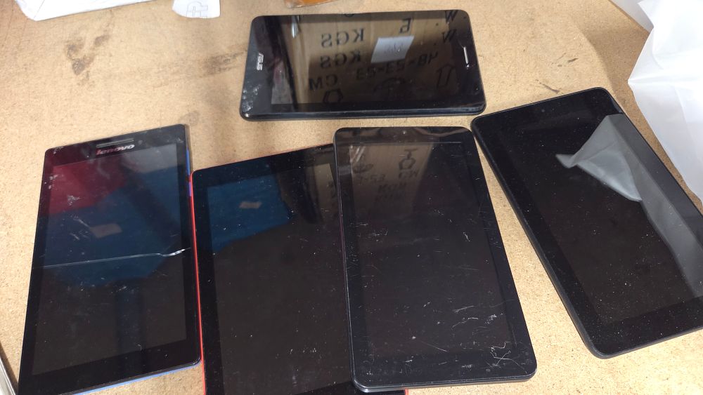 Lot 401 – Five ASUS and Lenovo black tablets
