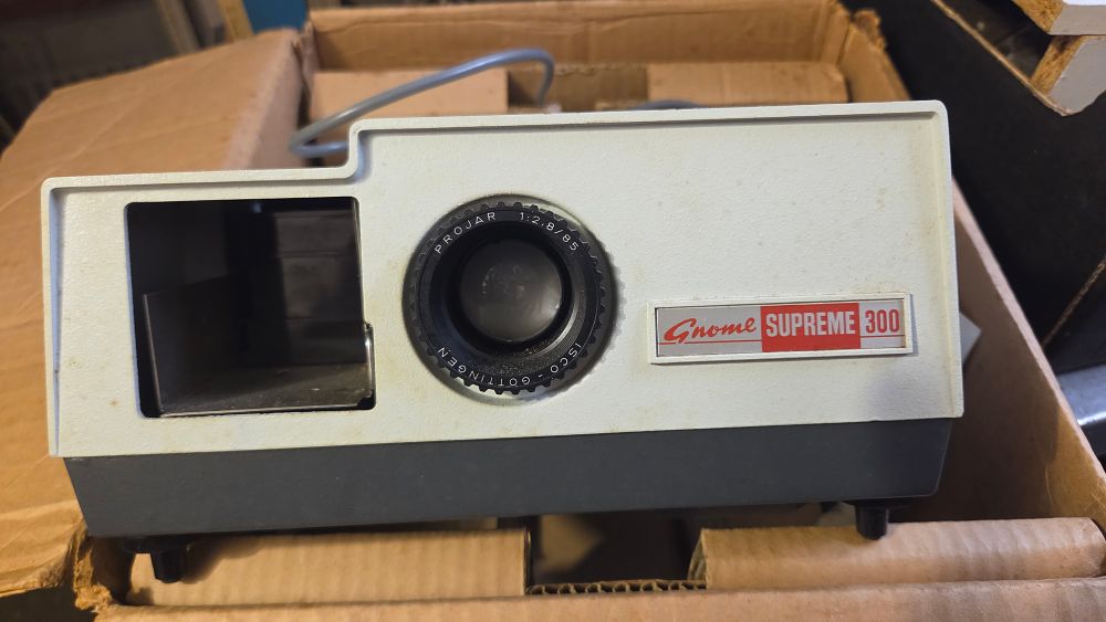 Lot 373 – Gnome Supreme 300 Slide Projector with Isco Gottingen Lens