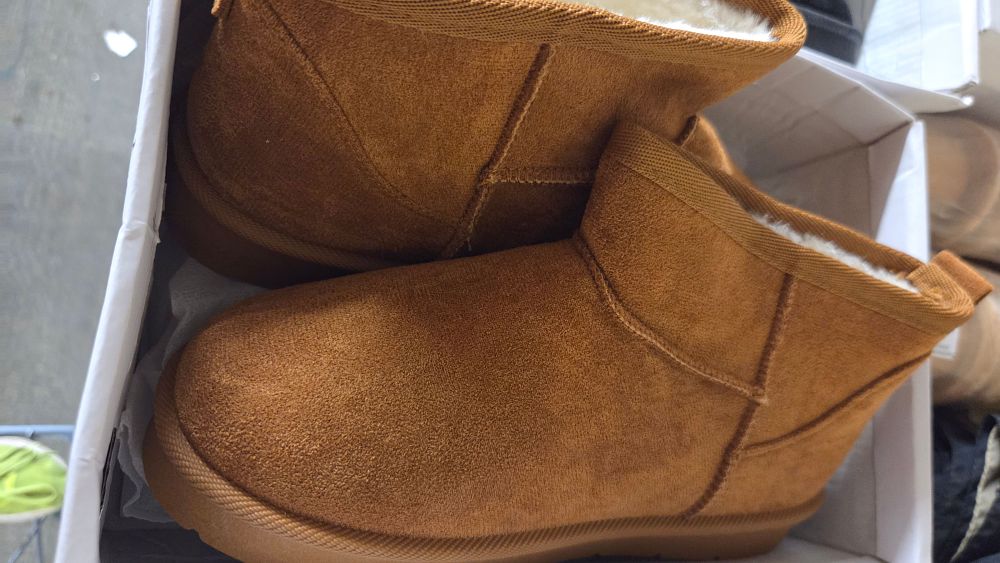 Lot 421 – A Pair of New Slippers Size 3-4