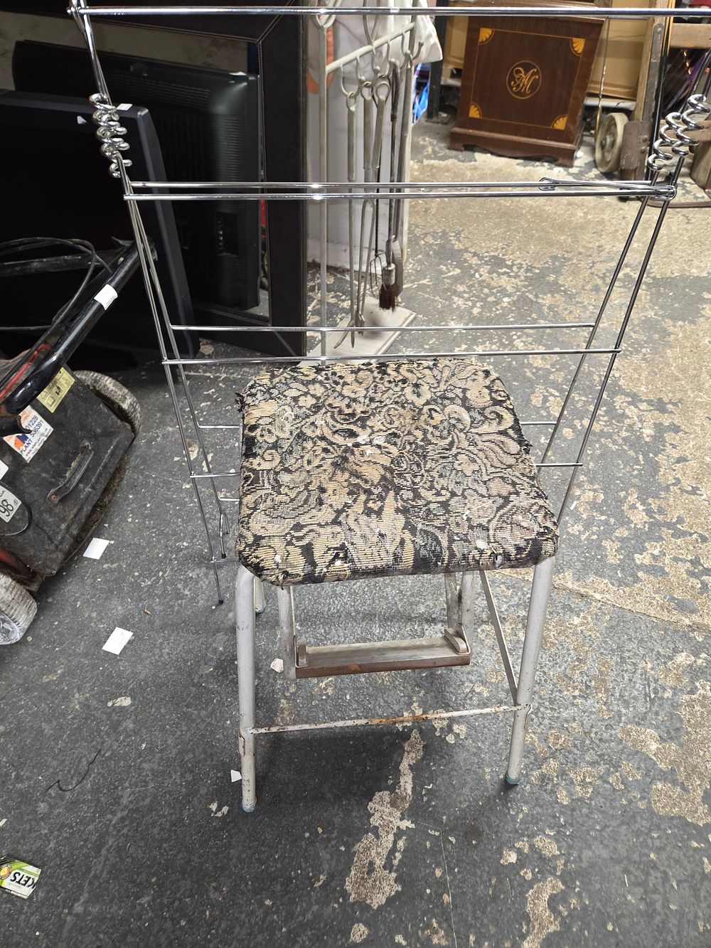 Lot 447 – A Metal Step Stool and a Wire Drying Rack