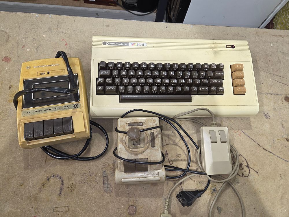 Lot 500 – A Collection of Commodore VIC-20 Computing Equipment