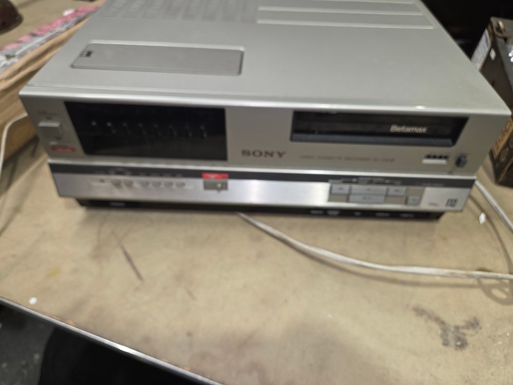 Lot 504 – Sony Betamax Video Cassette Recorder Model SL-C30E