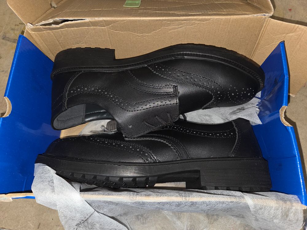 Lot 524 – A Pair of Men’s Black Wingtip Safety Dress Shoes Size 12