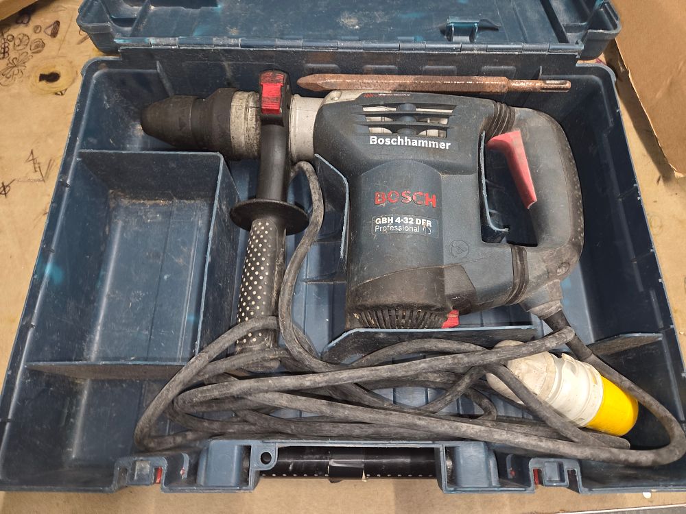 Lot 533 – Bosch GBH 4-32 DFR Professional Rotary Hammer Drill with Accessories