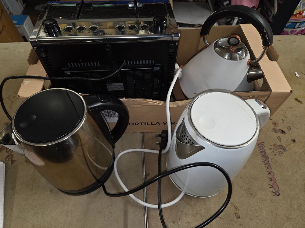 Lot 535 – A Collection of Electric Kettles and a Toaster w/o