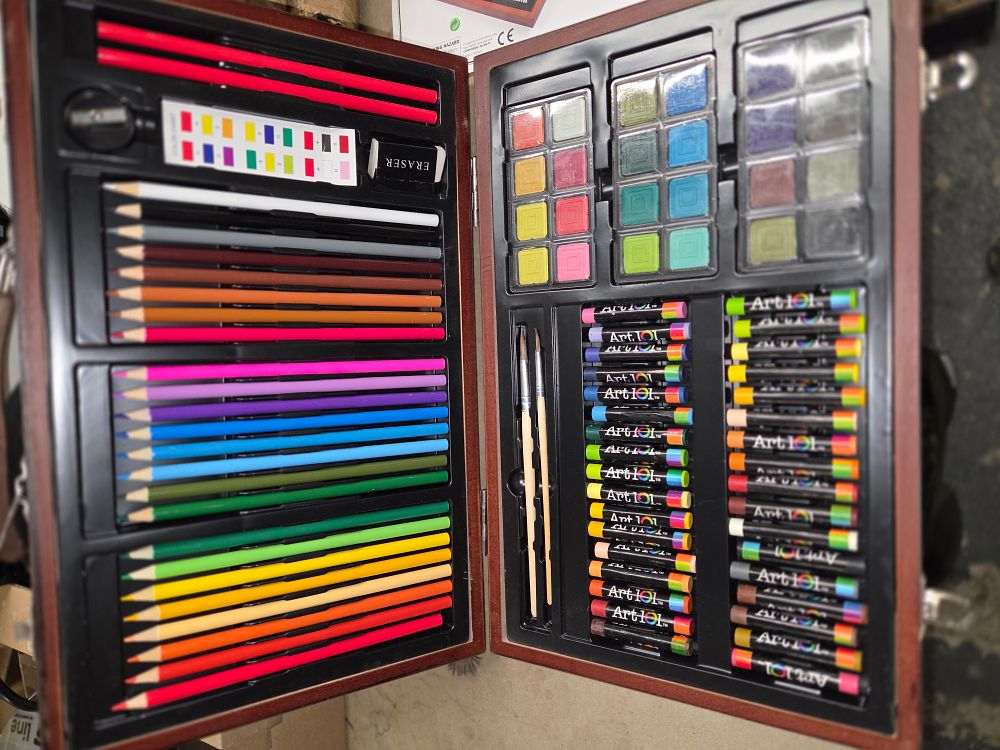 Lot 539 – Art 101 Deluxe Wooden Multi Media Art Set