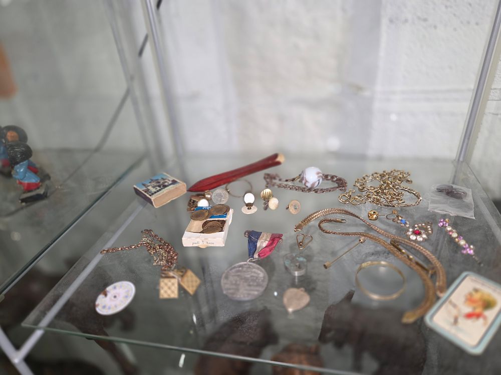 Lot 600 – A Collection of Vintage Costume Jewellery and Collectibles