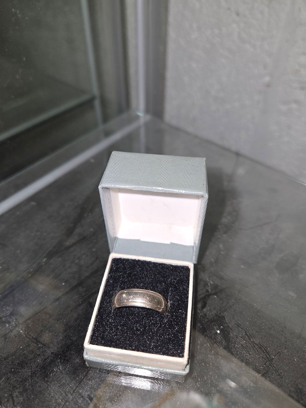 Lot 605 – A 9ct Gold band ring 3.61g in presentation box