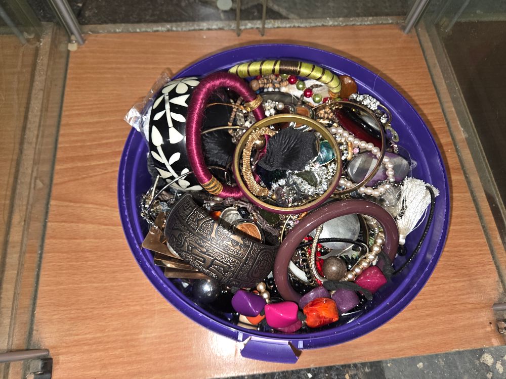 Lot 631 – A Collection of Multicoloured Costume Jewellery
