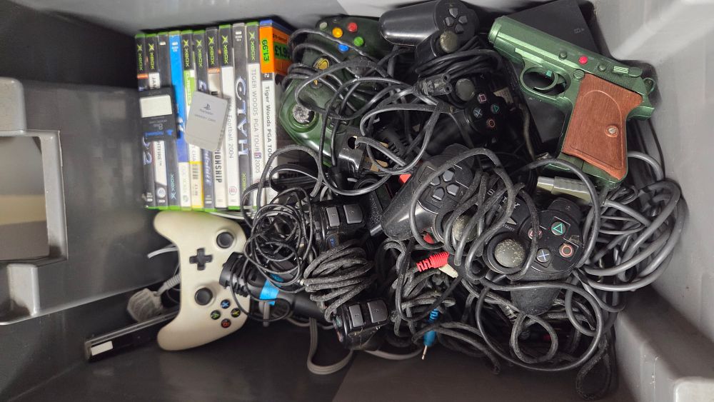 Lot 170 – A Collection of Xbox Video Game Equipment and Software
