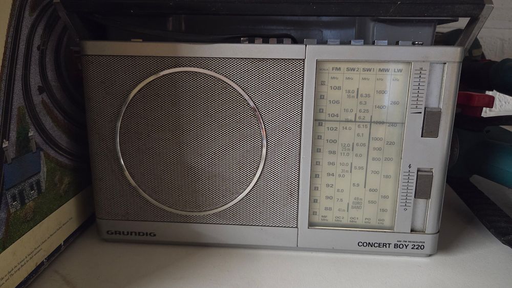 Lot 178 – Grundig Concert Boy 220 AM-FM Reisesuper Portable Radio