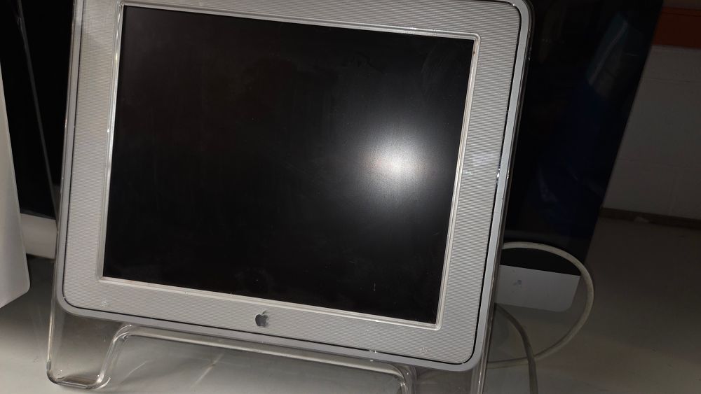 Lot 195 – Apple Studio Display
