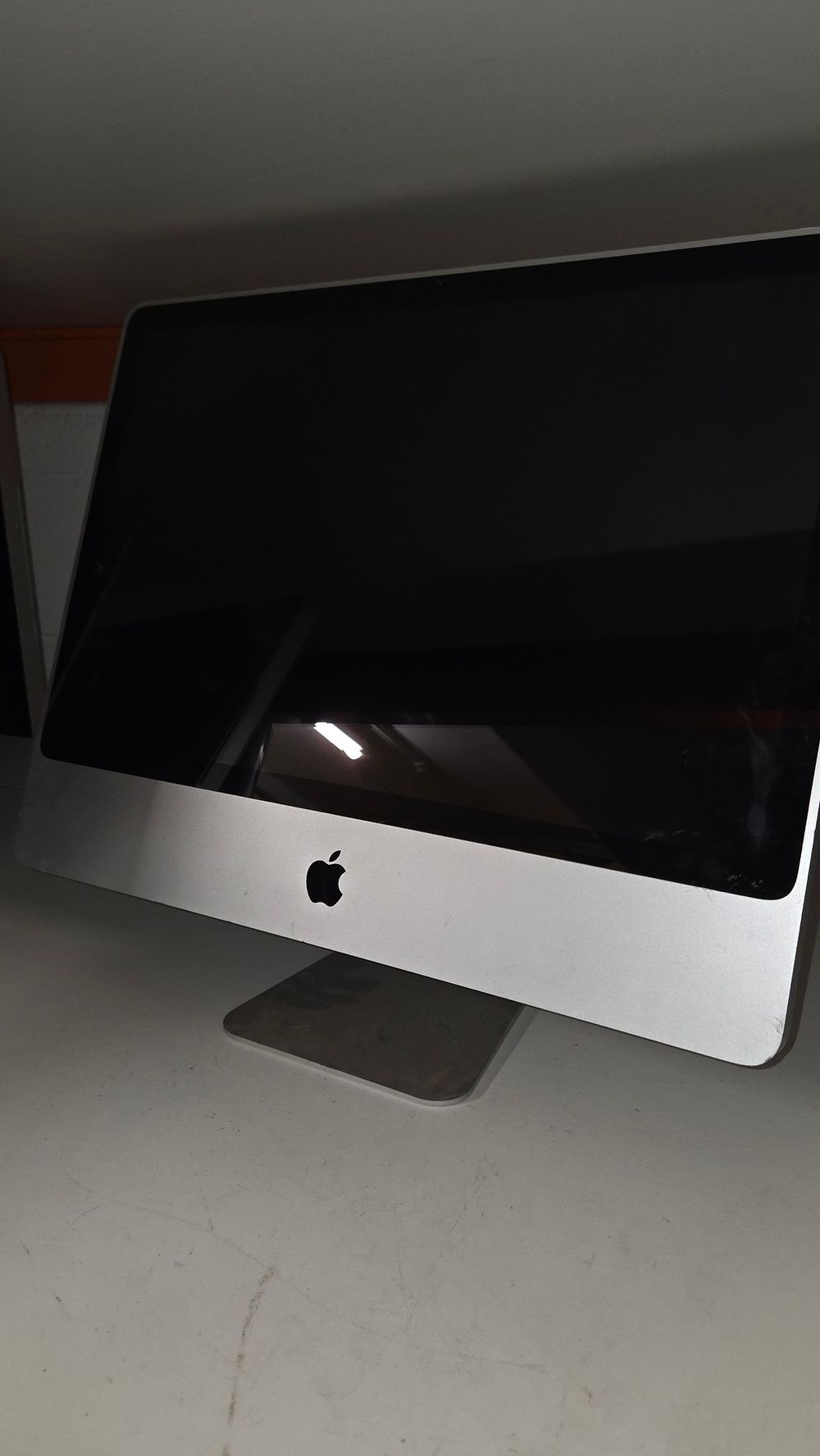 Lot 196 – Apple iMac All-In-One Computer