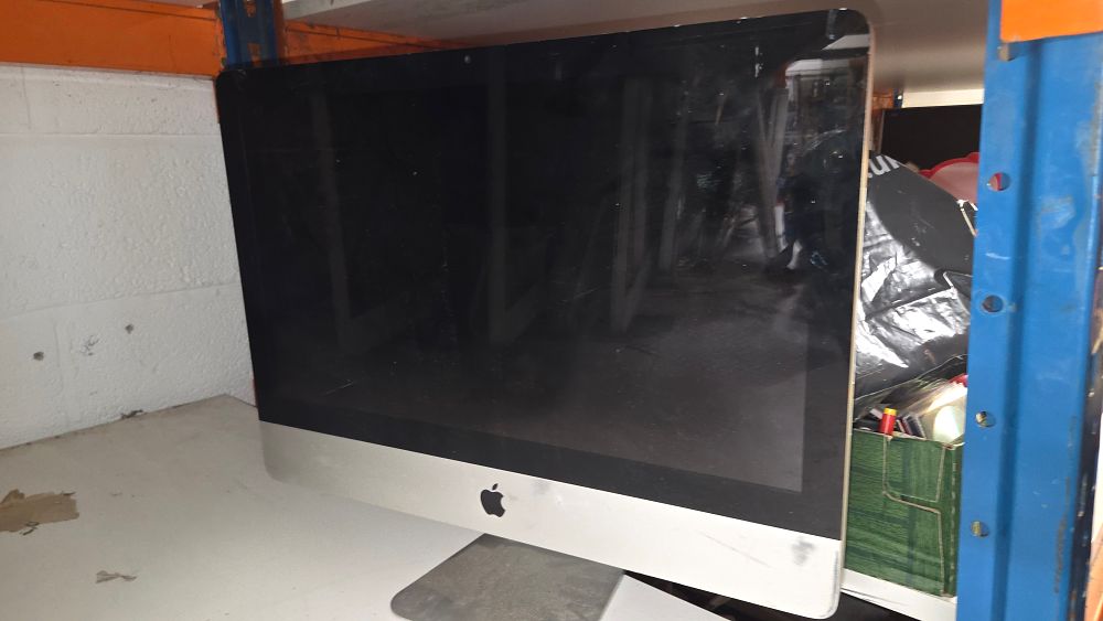 Lot 200 – Apple iMac 21.5 Inch All In One Desktop Computer