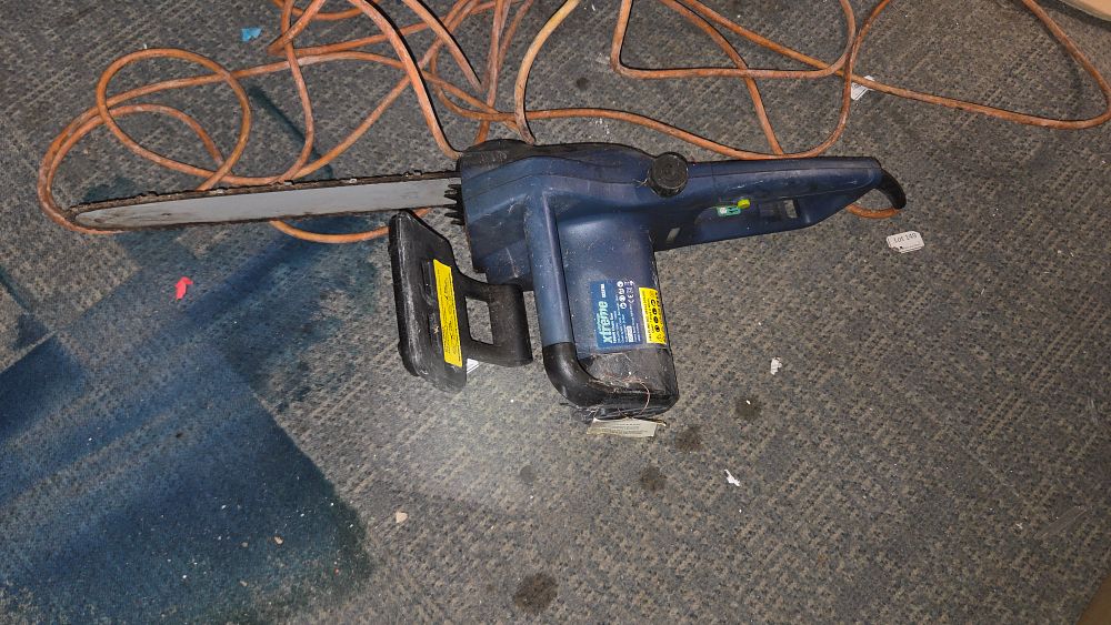 Lot 211 – Challenge Xtreme SCS16A 1600W Electric Chainsaw