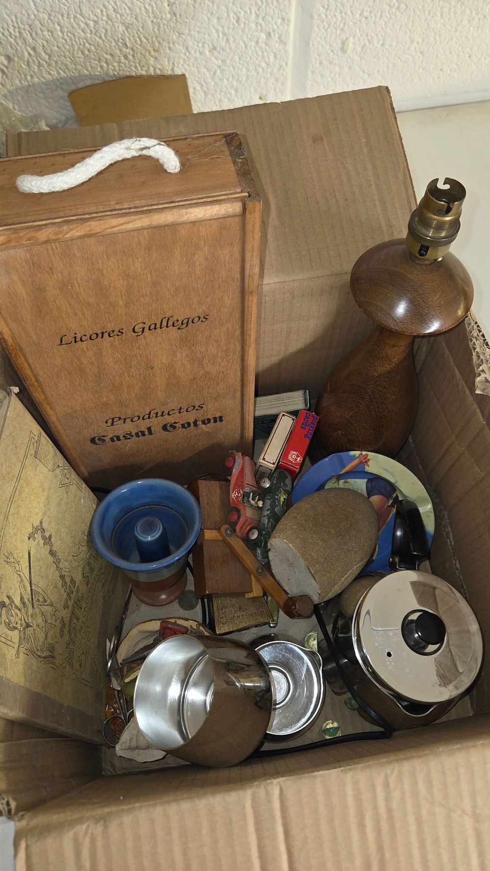 Lot 225 – A Collection of Miscellaneous Household Items and Collectables