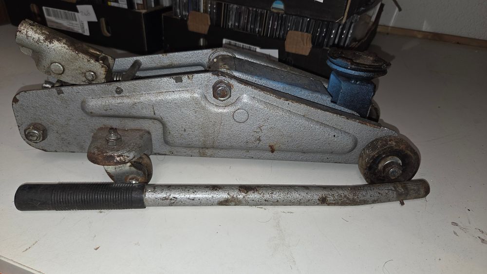 Lot 249 – Grey hydraulic floor jack with handle