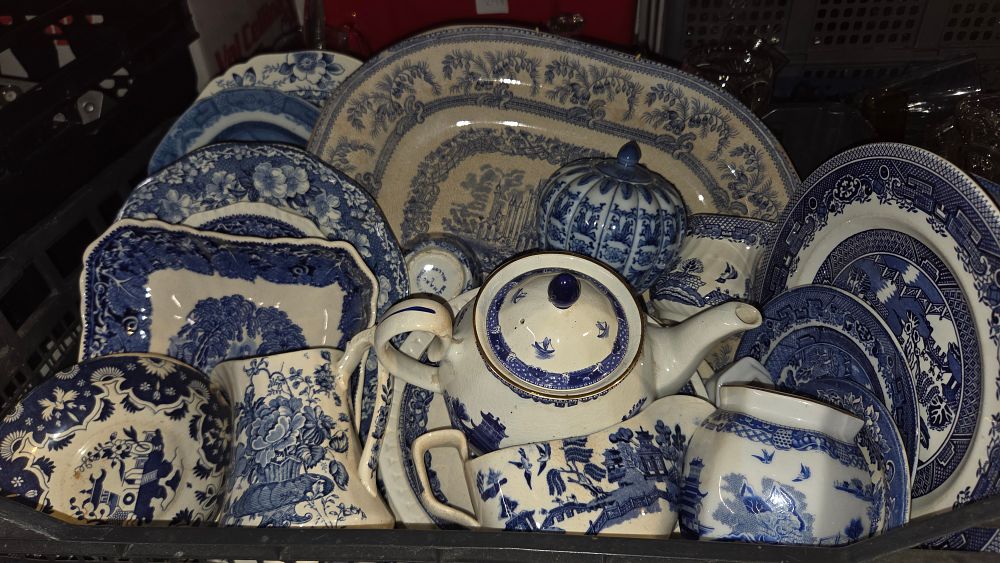 Lot 298 – A Collection of Blue and White Willow Pattern Transferware Ceramics