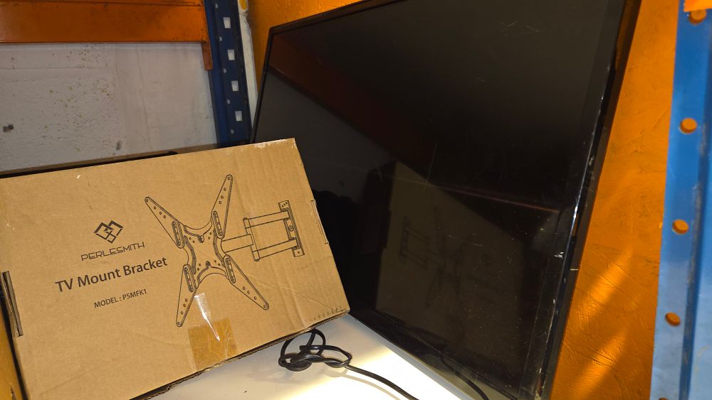 Lot 306 – Two Items: Polaroid P32D300 Television and Perlesmith TV Mount