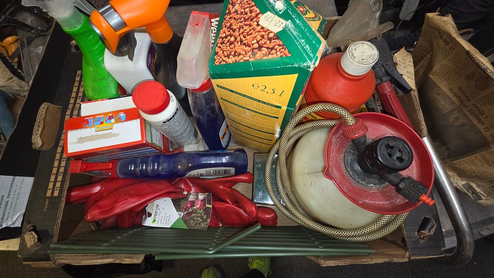 Lot 268 – A collection of gardening and household items