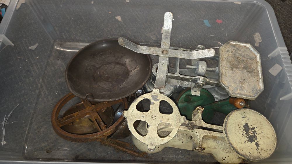 Lot 423 – A Collection of Vintage Manual Scales and Components