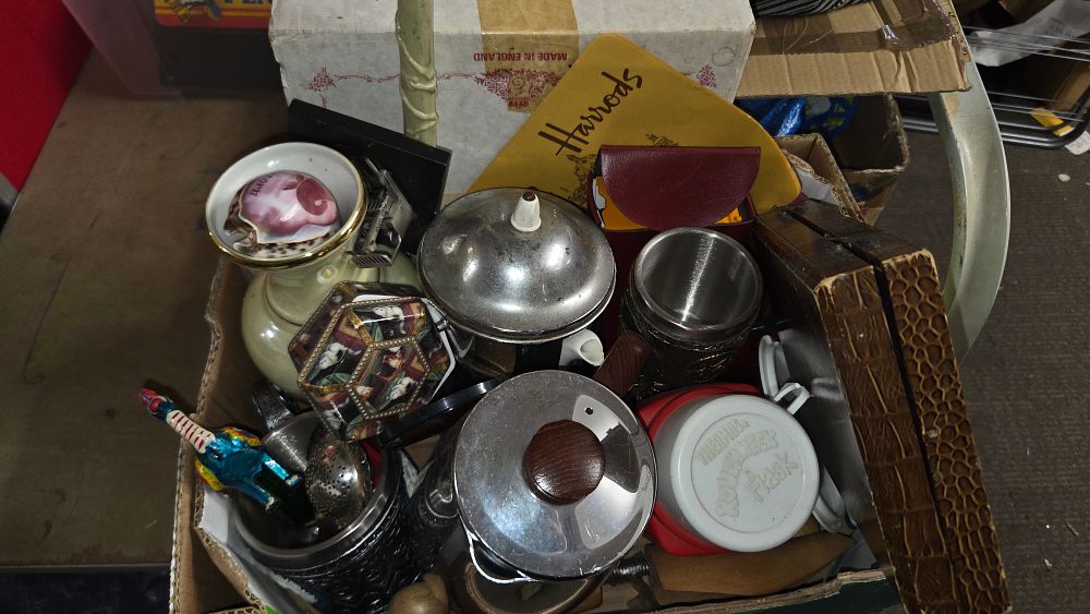 Lot 427 – A Collection of Miscellaneous Household Items and Collectables
