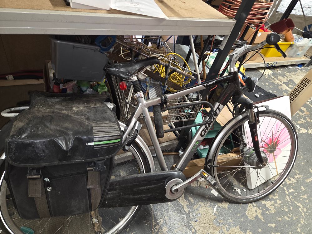 Lot 495 – Giant Twist Hybrid Bicycle with Pannier Bag