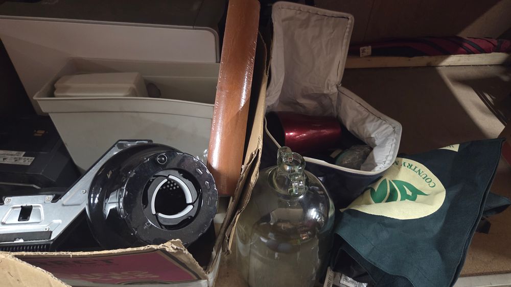 Lot 524 – A Collection of Miscellaneous Household and Utility Items