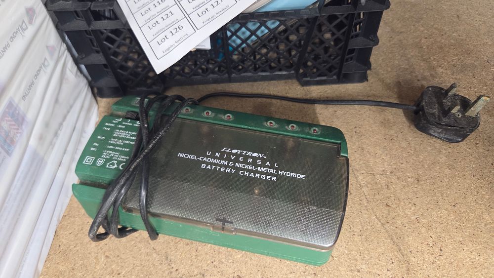 Lot 533 – Lloytron B040 Universal Battery Charger