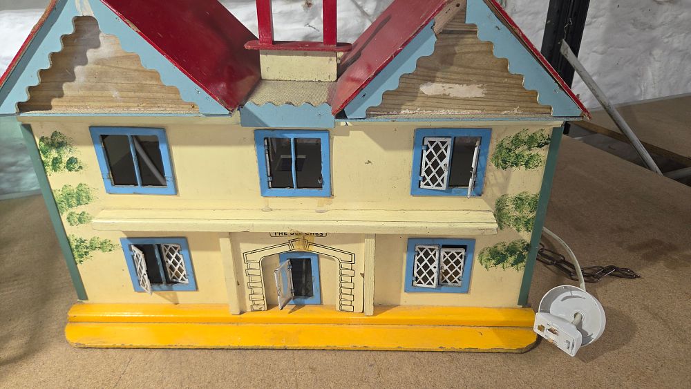 Lot 548 – Vintage Style Dolls House ‘The Beeches’ Light Unit