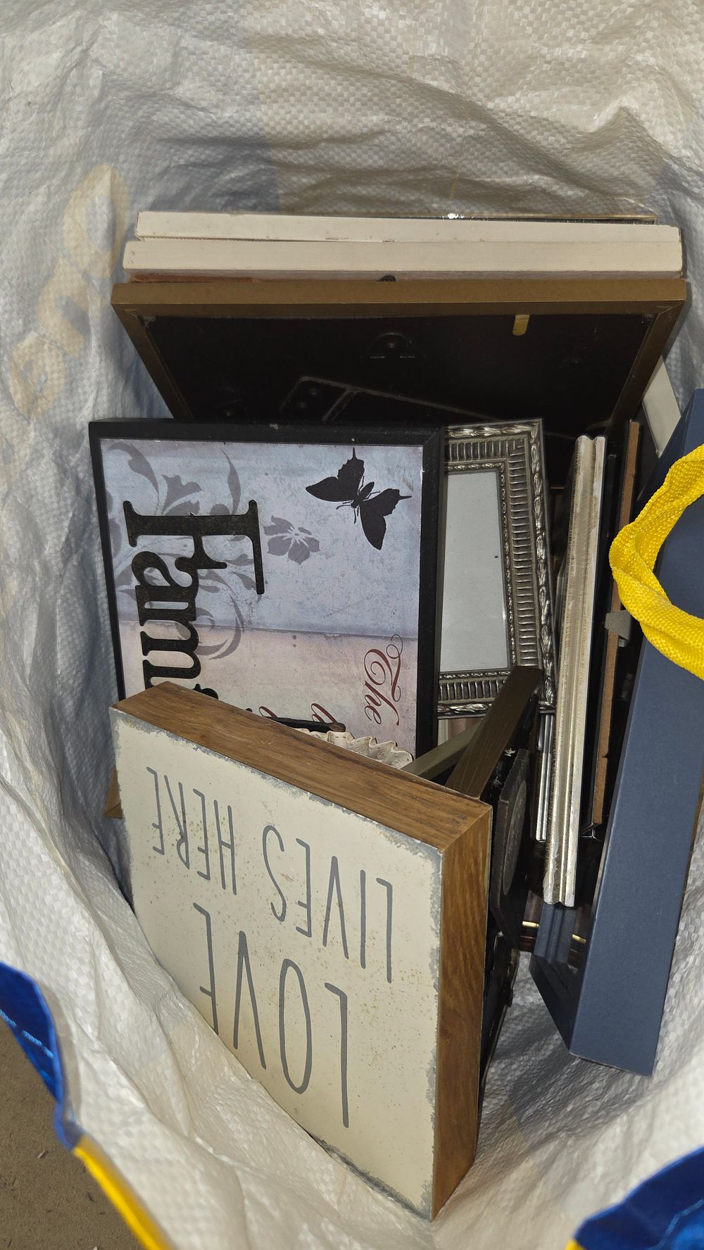 Lot 550 – A Collection of Picture Frames and Decorative Wall Plaques