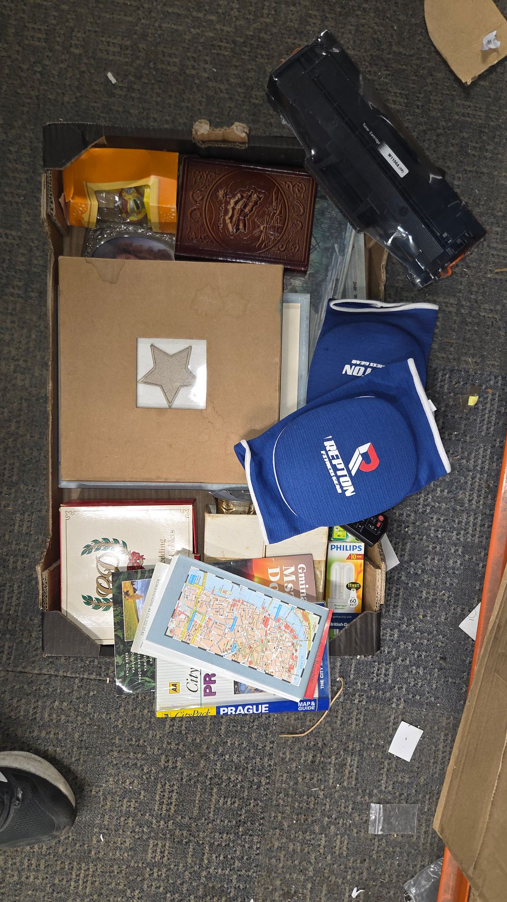 Lot 584 – A Collection of Miscellaneous Items Including Fitness Gear and Books