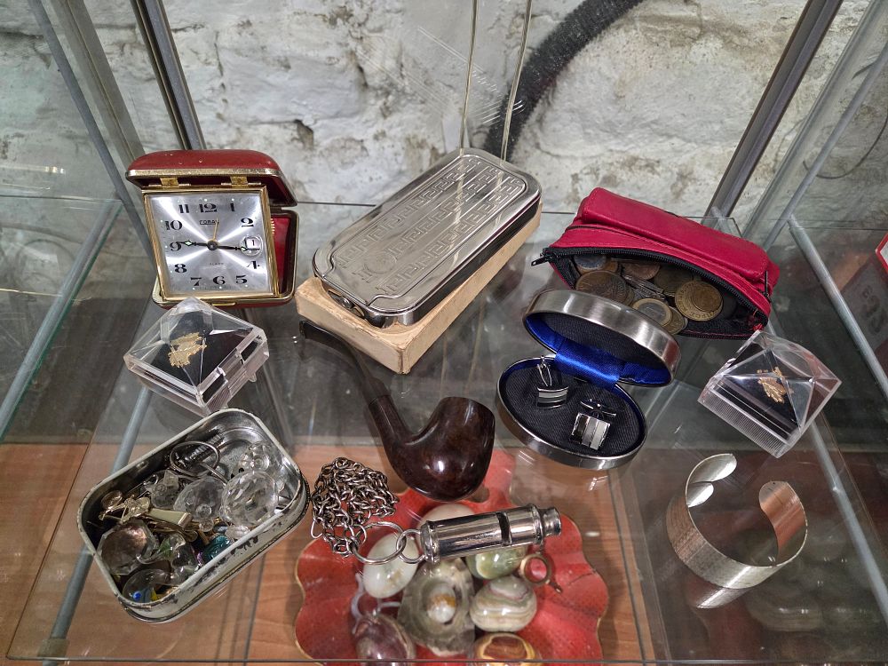 Lot 616 – A Collection of Collectibles
