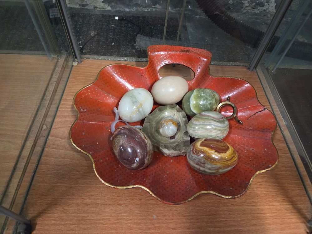 Lot 617 – A Collection of Polished Banded Onyx Eggs in a Dish
