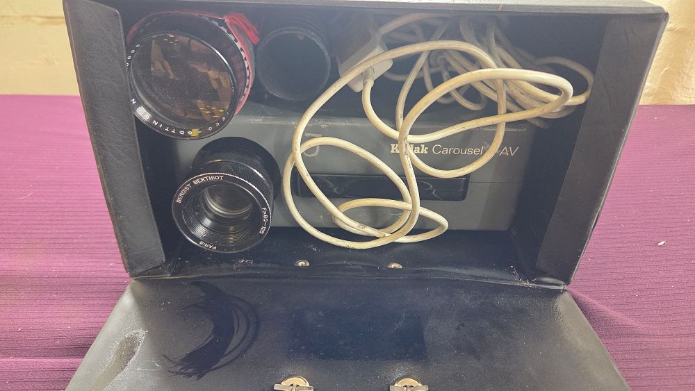 Lot 238 – Kodak Carousel S-AV 35mm Slide Projector with Benoist Berthiot and Isco-Göttingen Lenses in working order