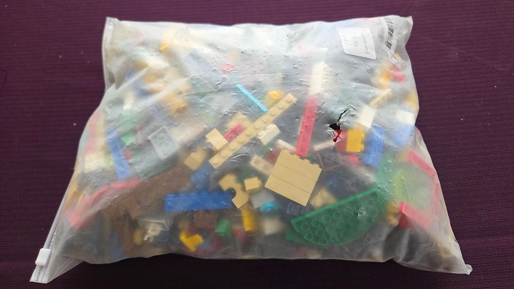 Lot 242 – A Collection of LEGO