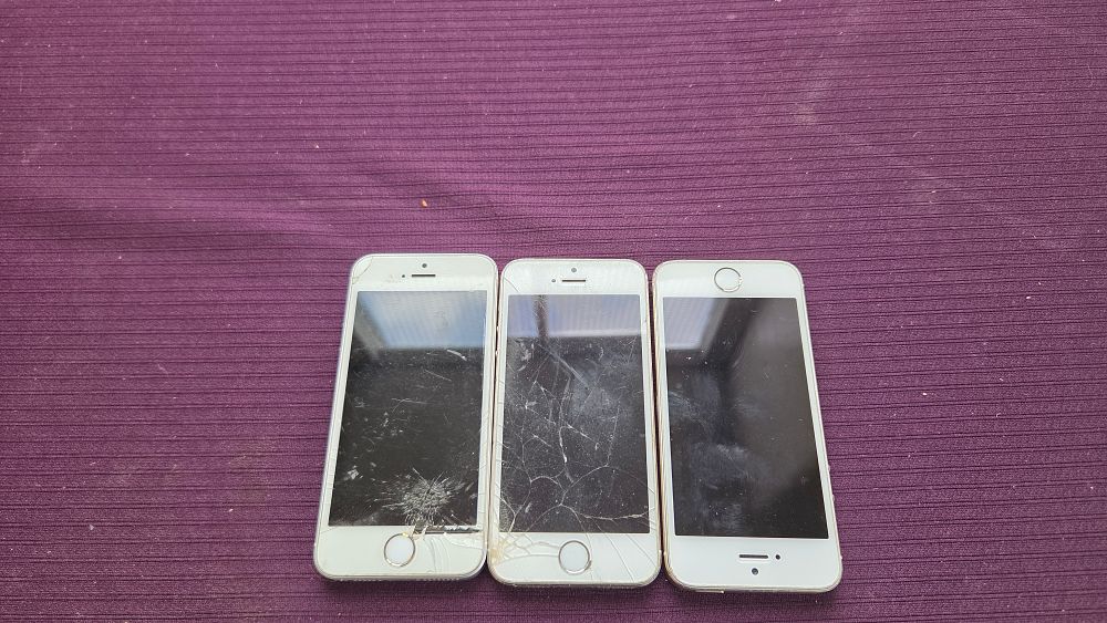 Lot 243 – Three iPhone Smartphones (5s and SE Models)